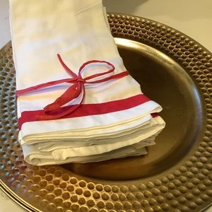 Threshold Chargers & cloth Holiday cotton napkins 4 chargers & 5 napkins